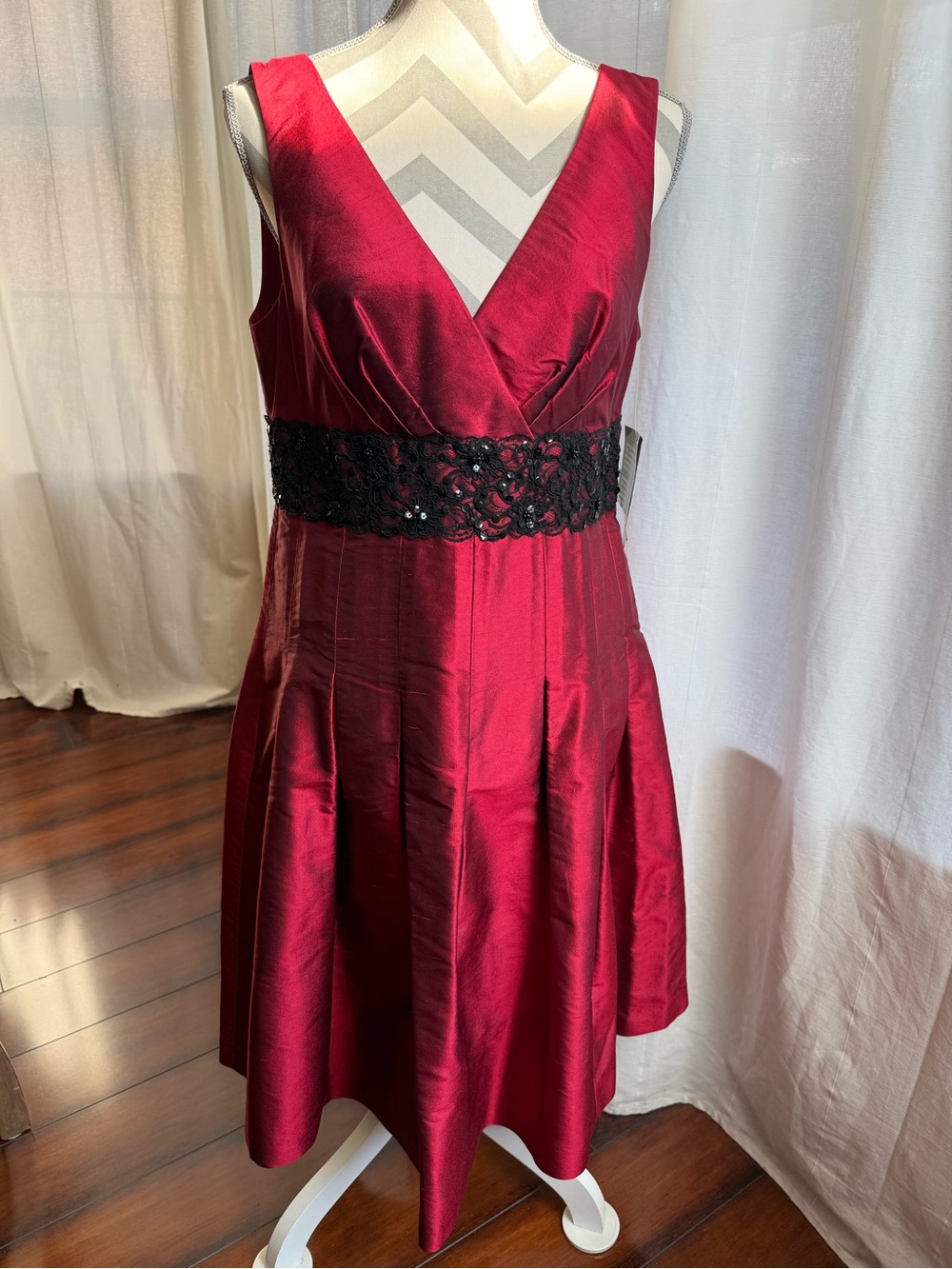 Jones New York Red Sleeveless V-Neck Midi Dress with Black Lace Waist